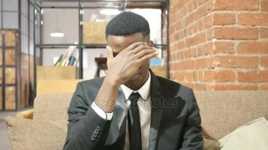 Baş ağrısı, hayal kırıklığı, depresif siyah işadamı