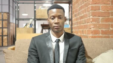 Uyuklayan esneme yorgun siyah işadamı