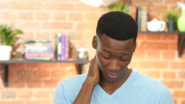 Yorgun kara genç adam, boyun ağrısı, portre