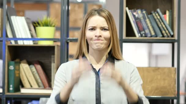 Pérdida, Mujer Reaccionando al Fracaso, Estrés, Oficina Interior — Vídeos de Stock