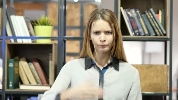 Разгневанная женщина спорит, кричит, закрывает офис — стоковое видео