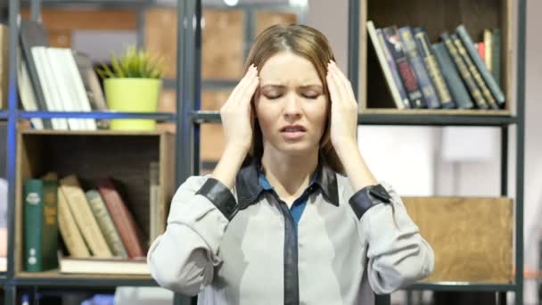 Kopfschmerzen, frustrierte depressive Frau, Büro — Stockvideo