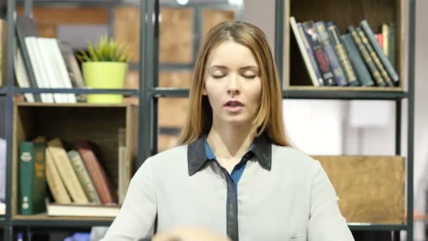 Зияющая усталая женщина, дремлет, в помещении офиса — стоковое видео