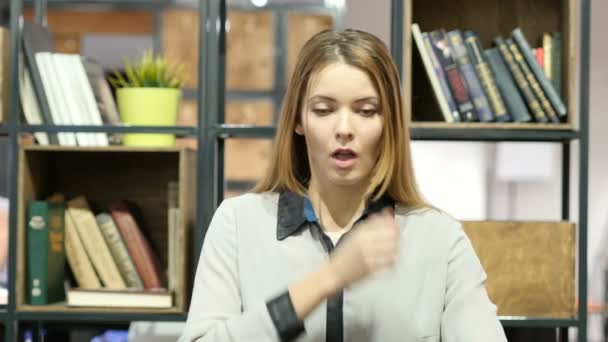 Hasta bir kadın öksürük, öksürük, ofis kapalı — Stok video