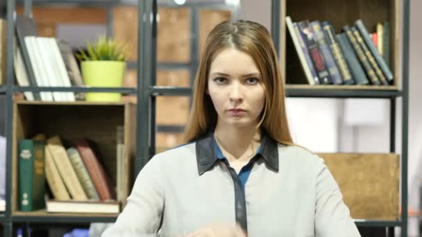 Mujer señalando la cámara, Cubierta — Vídeos de Stock