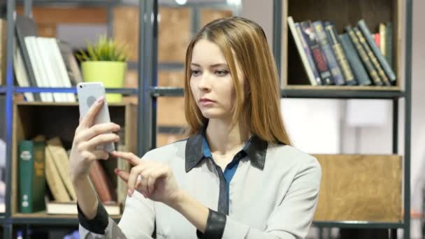 Frau nutzt Smartphone, Büro im Haus — Stockvideo