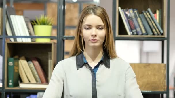 Mujer Aplaudiendo, Aplaudiendo, Cubierta — Vídeos de Stock