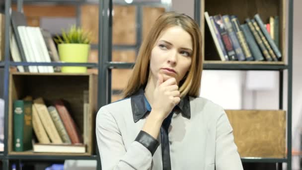 Nachdenkliches Büromädchen hat eine neue Idee — Stockvideo
