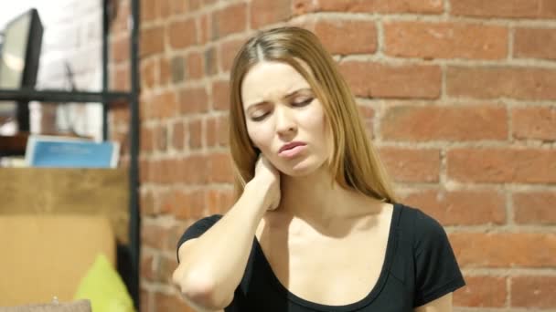 Fatigué Belle Femme Portrait, Douleur au cou, Intérieur — Video