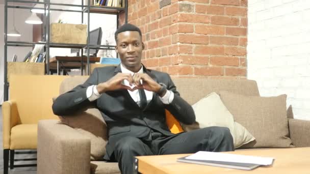 Tanda Tangan Hati oleh Black Man, di dalam ruangan — Stok Video