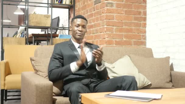 Zwarte zakenman klappen, toejuichen — Stockvideo