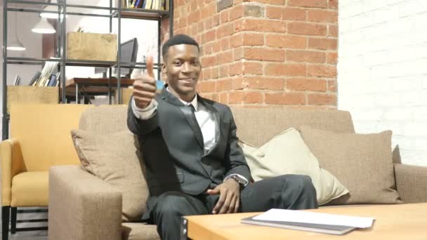 Pollici su da fiducioso giovane uomo d'affari nero — Video Stock