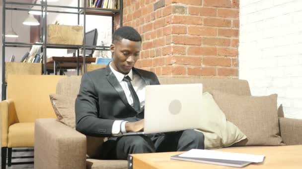 Жест втрат, чорний бізнесмен, провал на ноутбуці — стокове відео