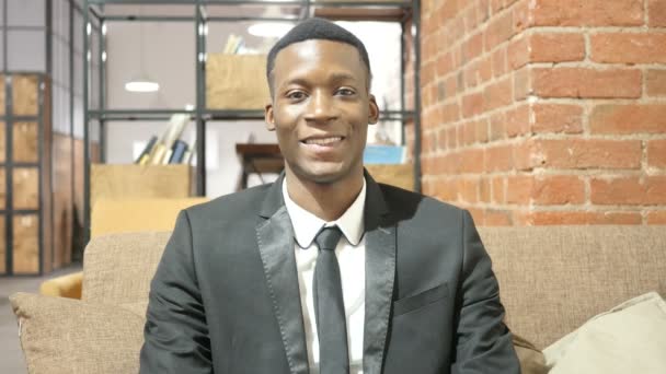 Retrato de homem de negócios negro sorridente — Vídeo de Stock