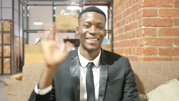 Hombre de negocios negro saludando la mano, Hola, Hola, Retrato — Vídeo de stock