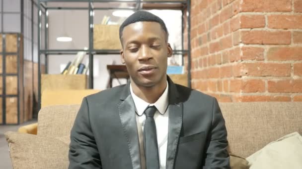 Černé podnikatel reaguje na selhání, stres koncept — Stock video