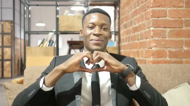 Знак "Сердце ручной работы" от чернокожего бизнесмена — стоковое видео