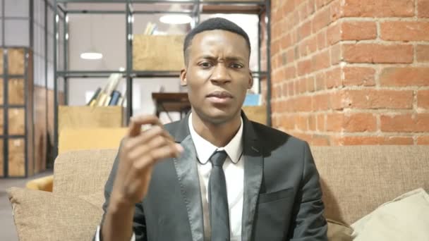 怒っている黒人実業家ジェスチャー、オフィス — ストック動画
