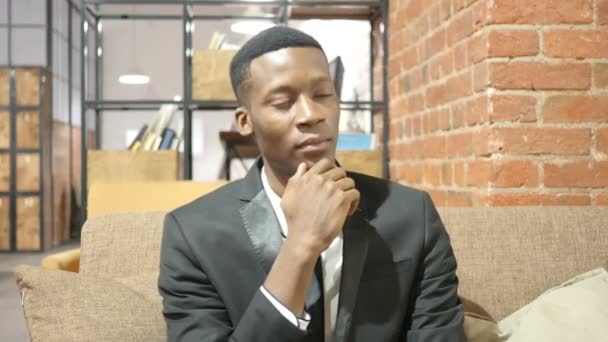 Zwarte zakenman hersenen bestorming, kreeg nieuw idee — Stockvideo