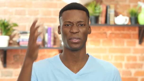 Разгневанный чернокожий молодой человек, офис — стоковое видео