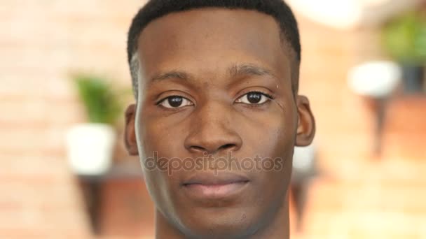 Close Up van glimlachen zwarte jonge Man — Stockvideo