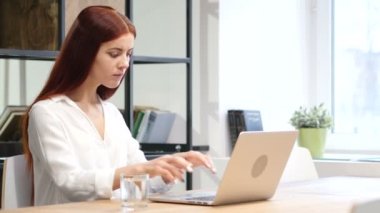 Kadın Celebratingonline dizüstü bilgisayarda çalışma başarı