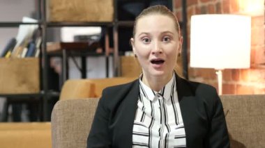 Hayret, sürpriz, heyecanlı bir iş kadını