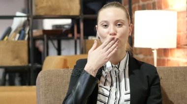 Güzel iş kadın tarafından uçan öpücük