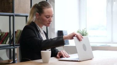 Açılış, çalışma ve Laptop kapanış iş kadını