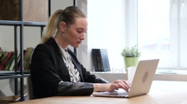 Kamera, dizüstü bilgisayar, Office yazarak gülümseyen