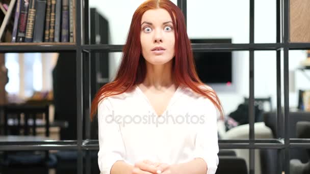 Šok, naštvaná krásná bruneta žena na vnitřní — Stock video