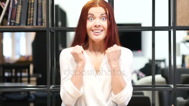 Divit, překvapení, vzrušená brunetka žena, vnitřní — Stock video