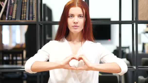 Coeur fait à la main signe par Jeune femme, Intérieur — Video