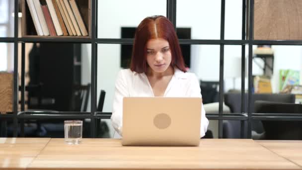 Успех, успешная женщина работает на ноутбуке — стоковое видео