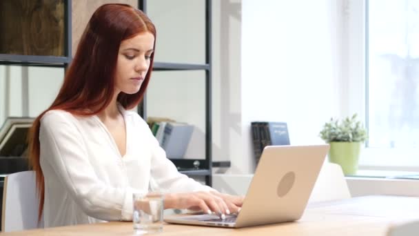 Femme travaillant sur ordinateur portable au bureau — Video