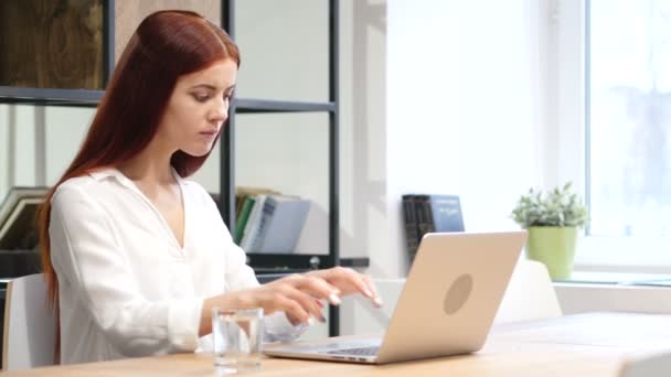 Жінка святкує успіх онлайн роботи на ноутбуці — стокове відео