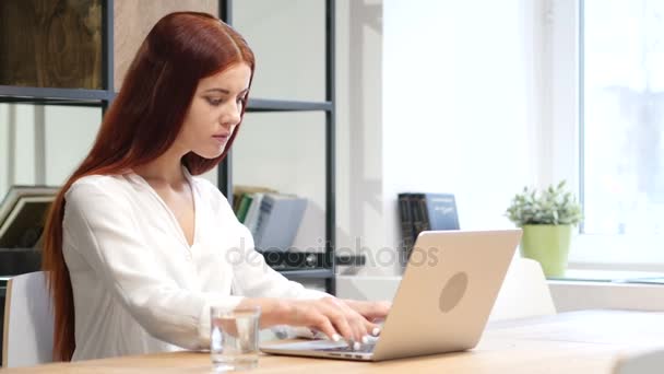Mujer triste en la pérdida, Trabajando en el ordenador portátil — Vídeo de stock