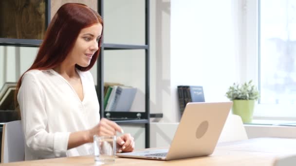 Skype, Mulher bate-papo por vídeo on-line no laptop — Vídeo de Stock