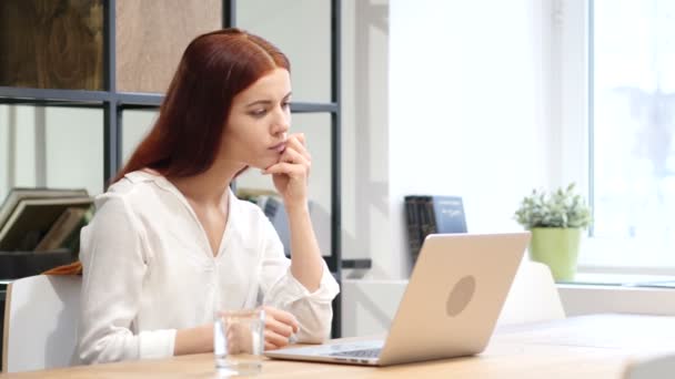 Femme de lecture sur ordinateur portable dans le bureau — Video