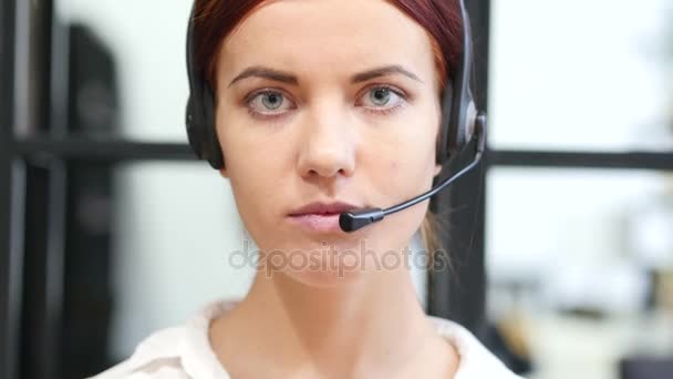 Close Up van ernstige callcenter vrouw gezicht — Stockvideo