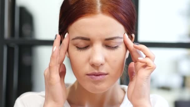 Заткнуть рот напряженной женщине с Headache, разочарованием — стоковое видео