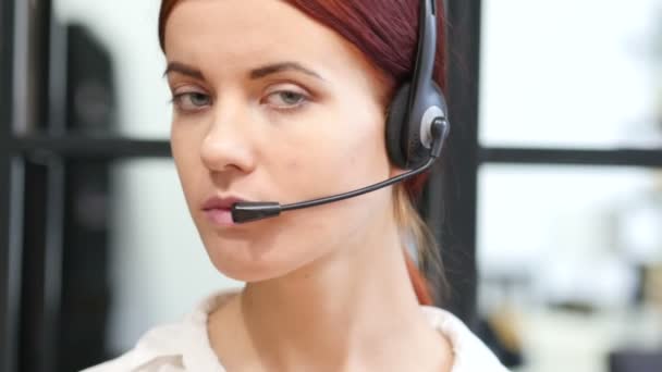 Da vicino, Call Center Donna che gira il viso e sorride — Video Stock