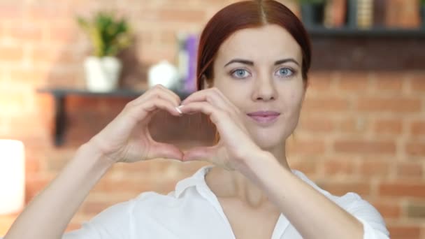 Signo del corazón hecho a mano, retrato de mujer — Vídeos de Stock