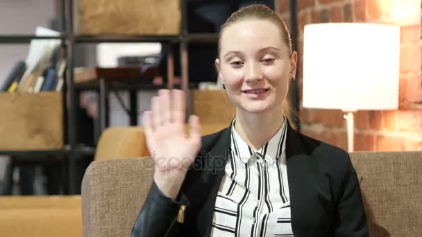 Mujer de negocios saludando de la mano, Hola — Vídeos de Stock