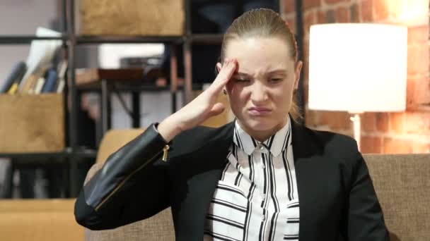 Kopfschmerzen, Frustration, angespannte Geschäftsfrau — Stockvideo
