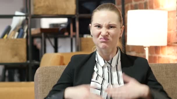 Diye bağıran, kızgın bir iş kadını — Stok video