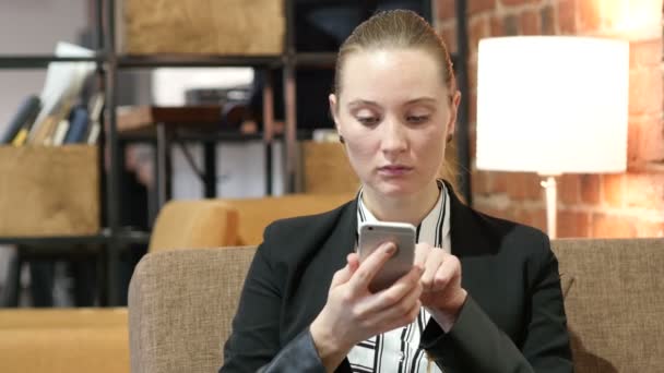 Mujer de negocios usando smartphone — Vídeo de stock