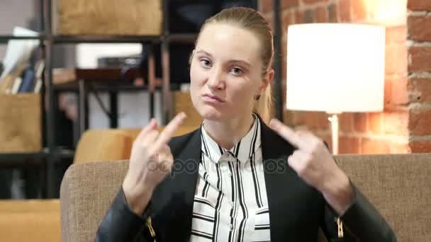 Dedo medio, mujer de negocios molesta muestra agresión — Vídeo de stock