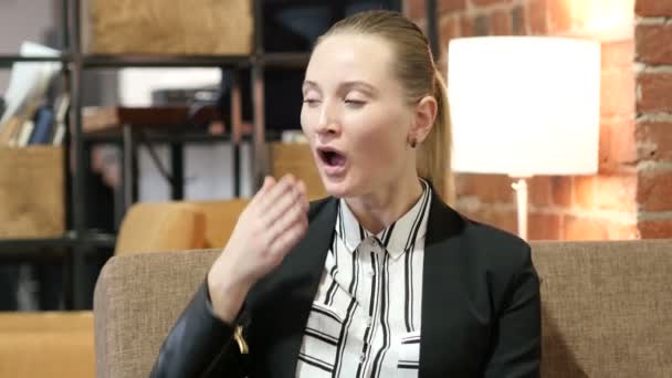 オフィスでのあくびのビジネス女性 — ストック動画