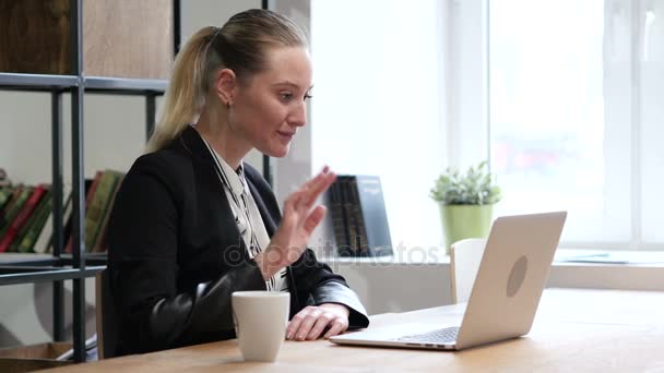 Skype, Mujer Chat de vídeo en línea en el ordenador portátil — Vídeo de stock